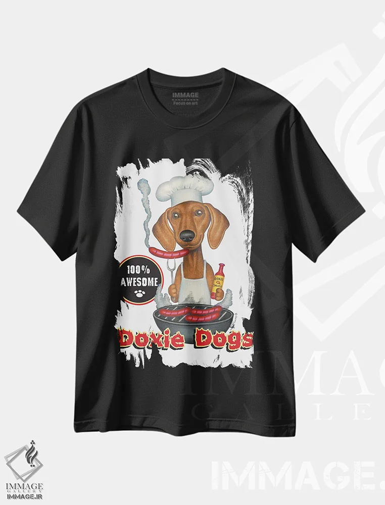 تیشرت مشکی طرح دار داشهوند مشغول کباب کردن هات داگ، هنر دیجیتال اثر دنی گوردون | فروشگاه ایماژ
