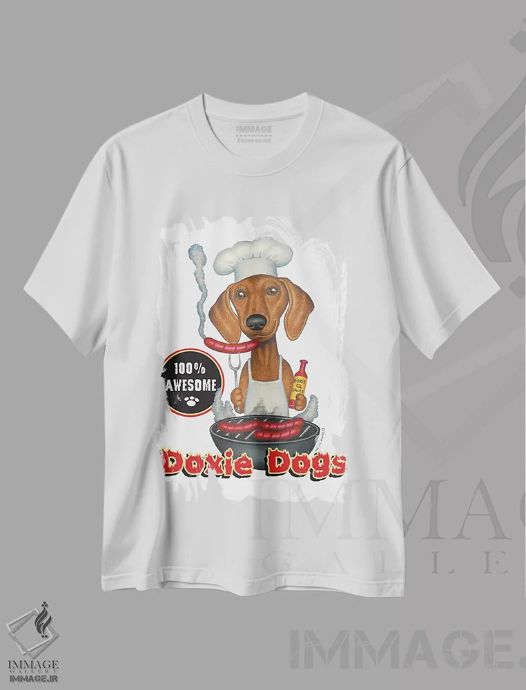 تیشرت سفید طرح دار داشهوند مشغول کباب کردن هات داگ، هنر دیجیتال اثر دنی گوردون | immage.ir