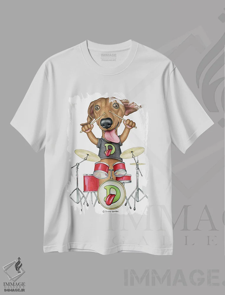 تیشرت سفید طرح دار روودی، سگ داشهوند نوازنده درام، هنر دیجیتال اثر دنی گوردون | immage.ir