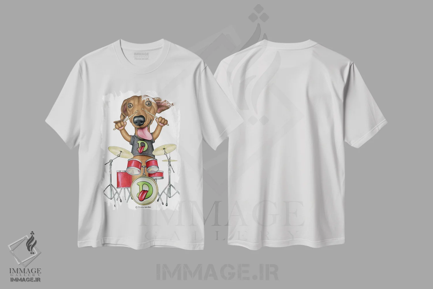 تیشرت سفید طرح دار روودی، سگ داشهوند نوازنده درام، هنر دیجیتال اثر دنی گوردون | immage.ir