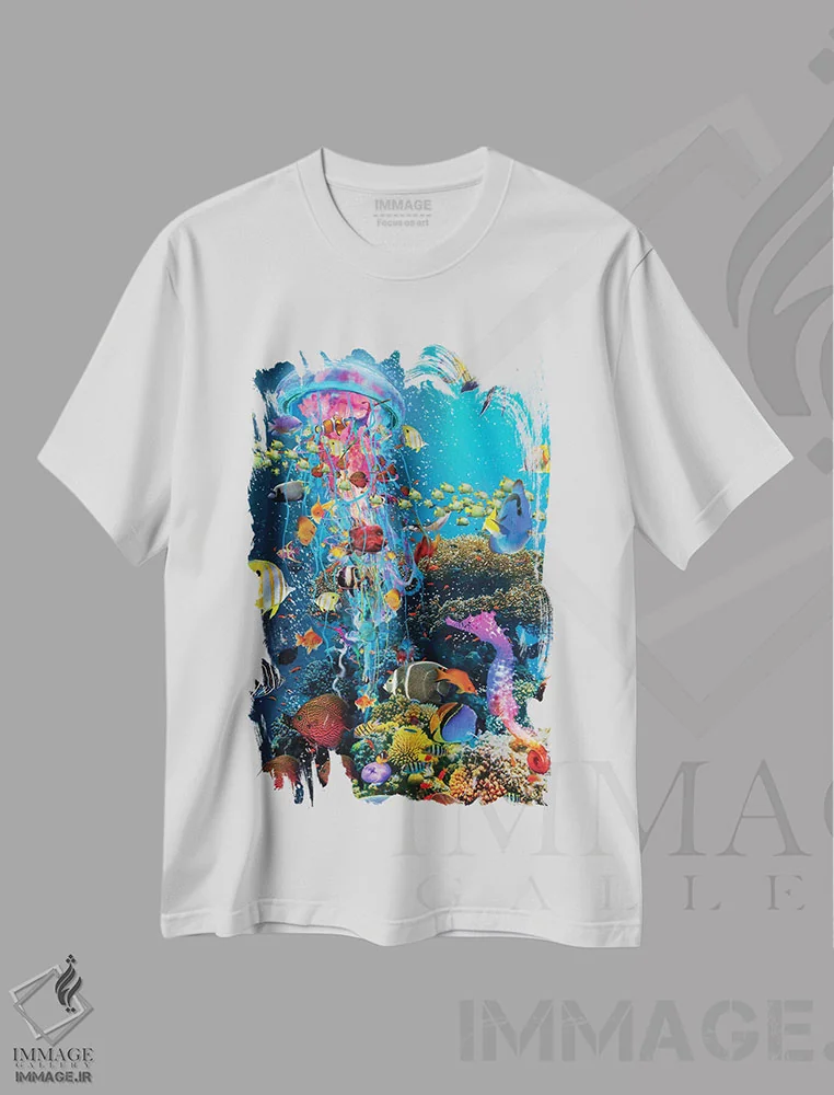 تیشرت سفید طرح دار عروس دریایی برقی در صخره مرجانی، هنر دیجیتال اثر دیوید لوبلاو | immage.ir