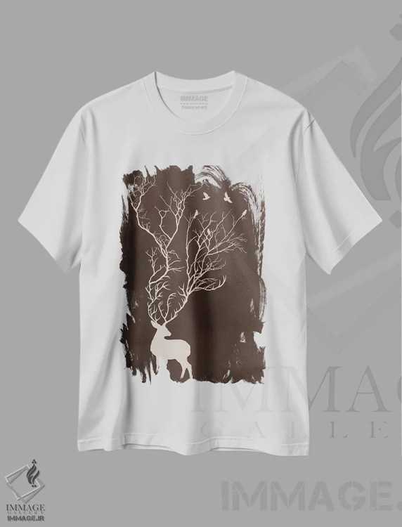 تیشرت سفید طرح دار ای وای، دکور کلبه و لژ اثر راب دابی | immage.ir