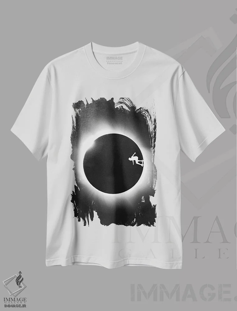تیشرت سفید طرح دار رویاپردازی محال، هنر دیجیتال سیاه و سفید اثر راب دابی | فروشگاه ایماژ