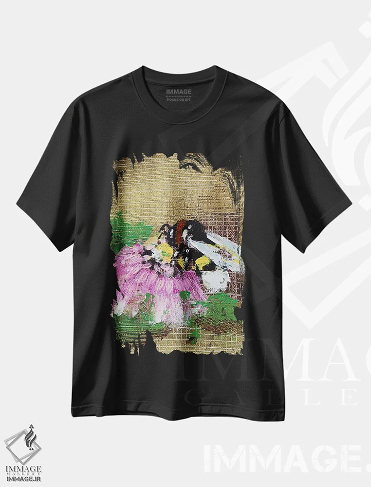 تیشرت مشکی طرح دار زنبور و گل صورتی، دکور معاصر اثر دوناتلا مارائونی | فروشگاه ایماژ
