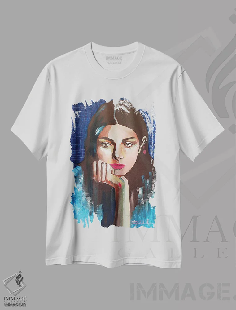 تیشرت سفید طرح دار پرتره در آبی، مدیوم اثر دوناتلا مارائونی | فروشگاه ایماژ
