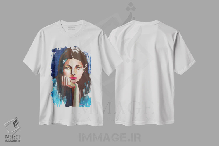 تیشرت سفید طرح دار پرتره در آبی، مدیوم اثر دوناتلا مارائونی | فروشگاه ایماژ