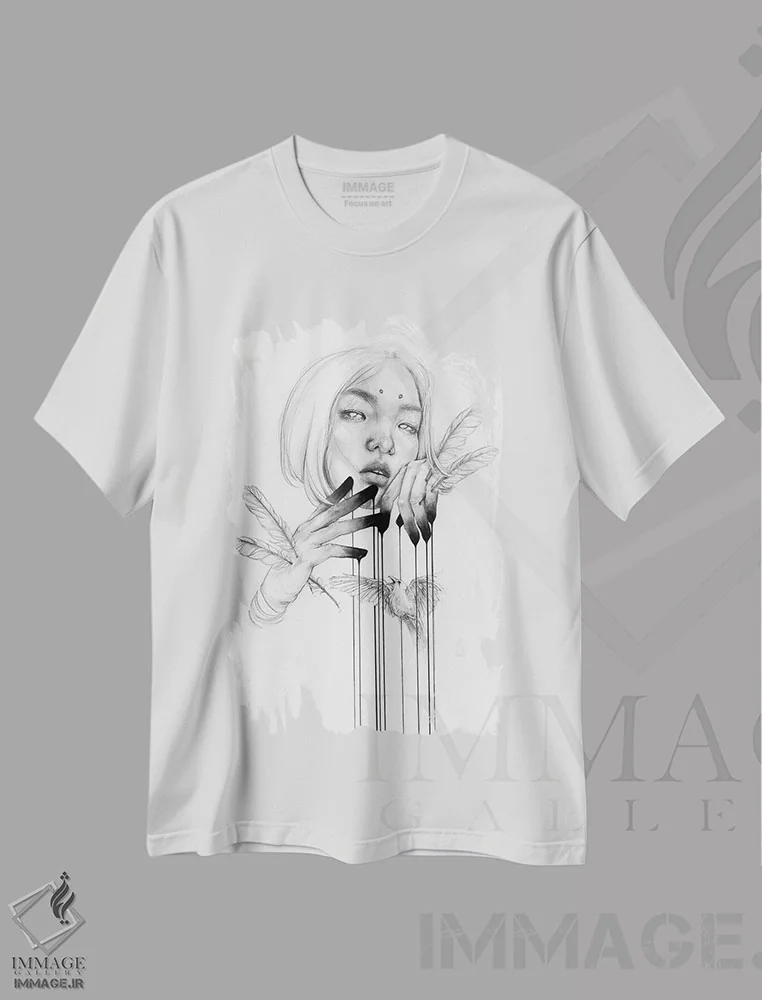 تیشرت سفید طرح دار قفس، دکوراسیون جایگزین اثر دوریانا پوپا | immage.ir