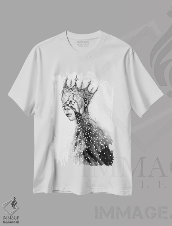 تیشرت سفید طرح دار پرنده، دکوراسیون جایگزین اثر دوریانا پوپا | immage.ir