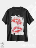 تیشرت مشکی طرح دار گاز گرفتن لب ها، تزئینی اثر دوریانا پوپا | فروشگاه ایماژ