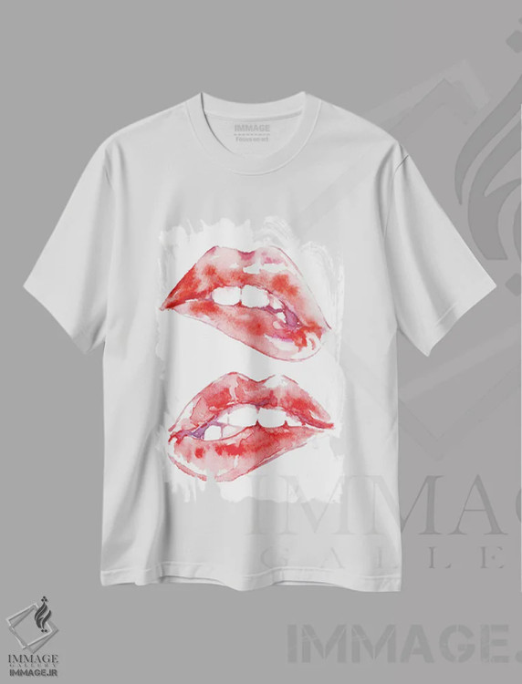 تیشرت سفید طرح دار گاز گرفتن لب ها، تزئینی اثر دوریانا پوپا | immage.ir