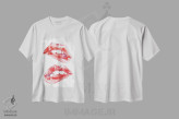 تیشرت سفید طرح دار گاز گرفتن لب ها، تزئینی اثر دوریانا پوپا | immage.ir