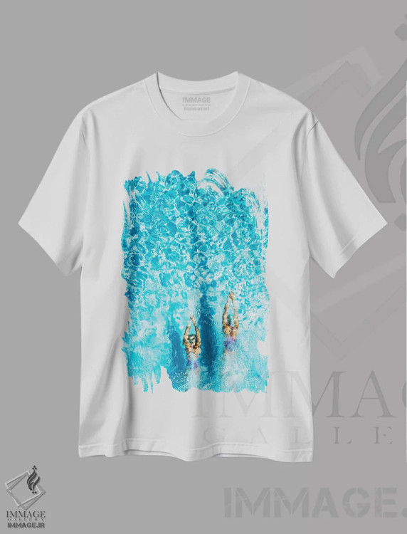 تیشرت سفید طرح دار دو زن که از بالا در استخر شنا می کنند، تصاویر اکشن اثر کاراستاک | immage.ir