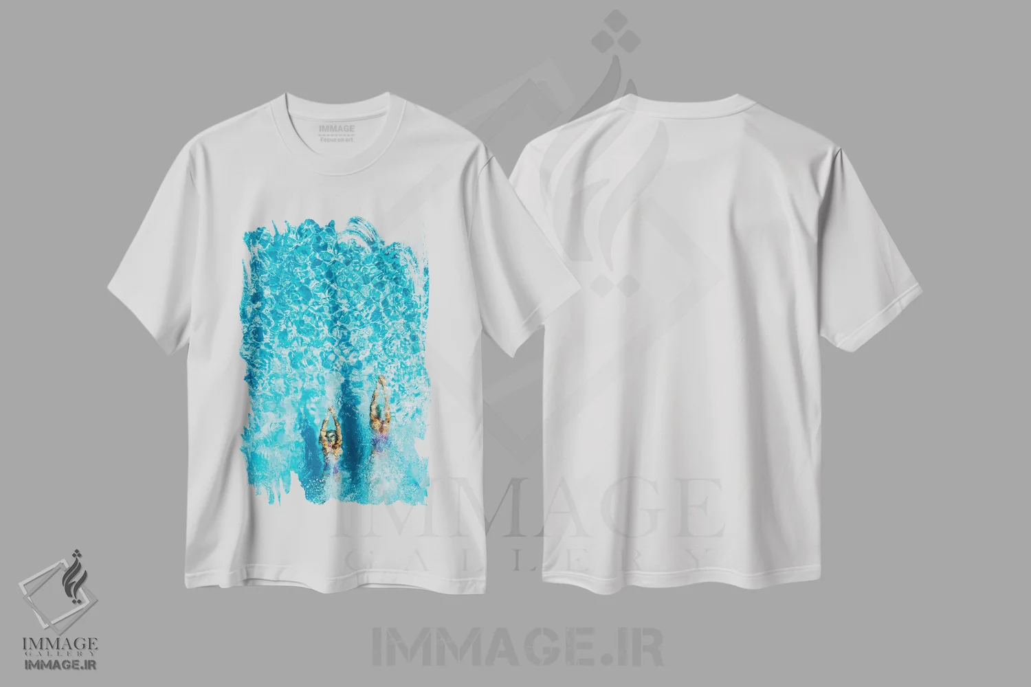 تیشرت سفید طرح دار دو زن که از بالا در استخر شنا می کنند، تصاویر اکشن اثر کاراستاک | immage.ir