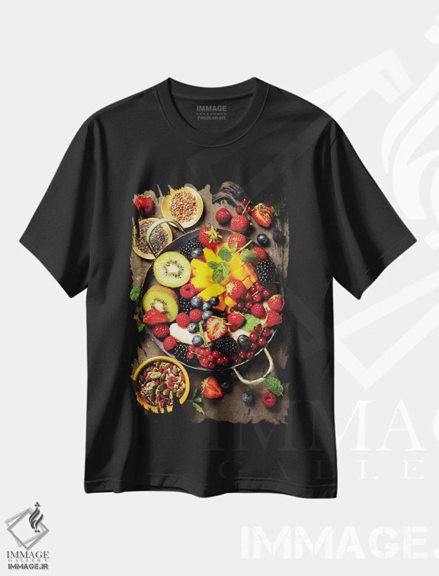 تیشرت مشکی طرح دار میوه ها و توت های تازه در بشقاب، مدیوم اثر کلنووا | فروشگاه ایماژ