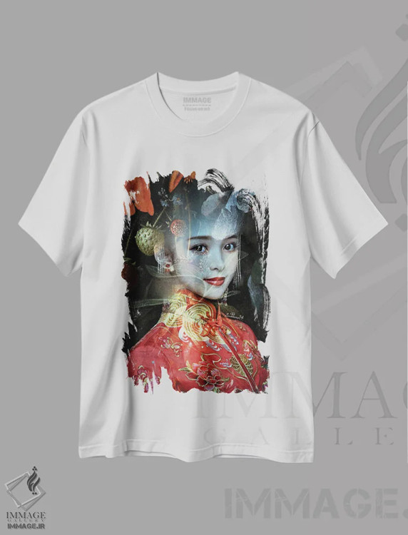 تیشرت سفید طرح دار بانویی با لباس قرمز، دکور آسیایی اثر دومینیک بادوئل | immage.ir