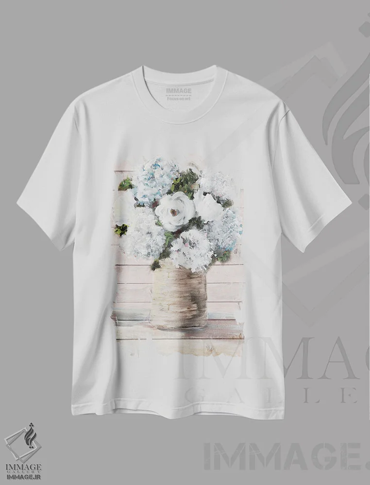 تیشرت سفید طرح دار شکوفه های روستایی سفید و آبی، دکور روستایی اثر جولی دریسه | فروشگاه ایماژ