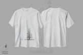 تیشرت سفید طرح دار درخت تنها، عکاسی ترکیبی اثر دبورا رِوِل | فروشگاه ایماژ