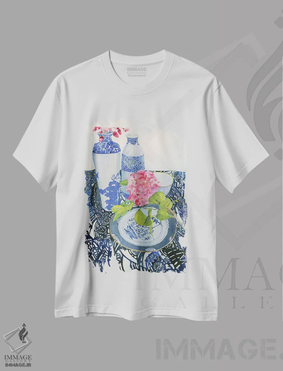 تیشرت سفید طرح دار سفال آبی و گل ها، هنر فاخر کلاسیک اثر هلن دوبروویچ | immage.ir