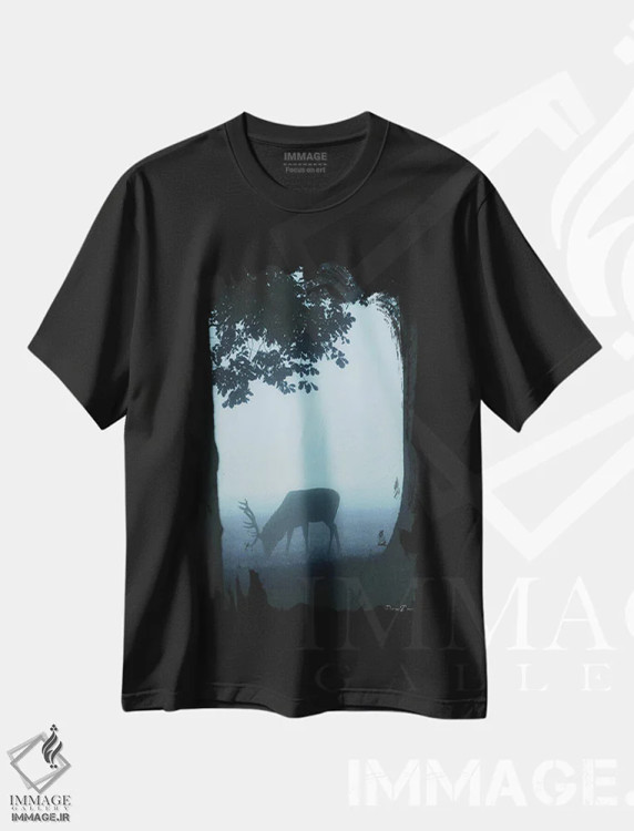 تیشرت مشکی طرح دار چَراییدن، دکور کلبه و لژ اثر دنیس براون | فروشگاه ایماژ