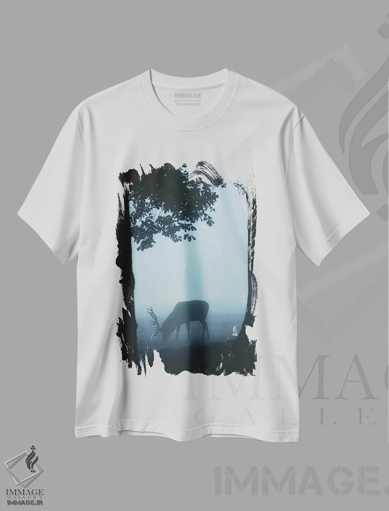 تیشرت سفید طرح دار چَراییدن، دکور کلبه و لژ اثر دنیس براون | immage.ir