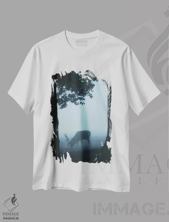 تیشرت سفید طرح دار چَراییدن، دکور کلبه و لژ اثر دنیس براون | immage.ir