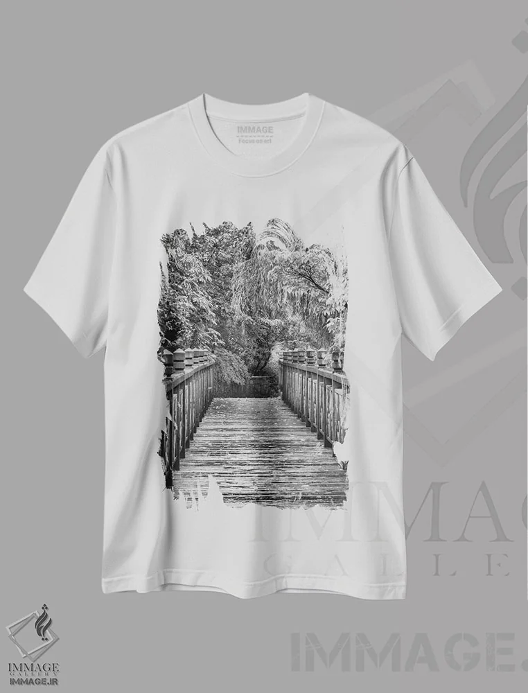 تیشرت سفید طرح دار آن سوی پل، عکاسی سیاه و سفید اثر دان شوارتز | immage.ir