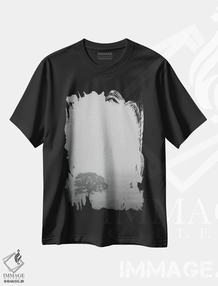 تیشرت مشکی طرح دار بلوط تنها زیر باران، عکاسی سیاه و سفید اثر دان شوارتز | immage.ir