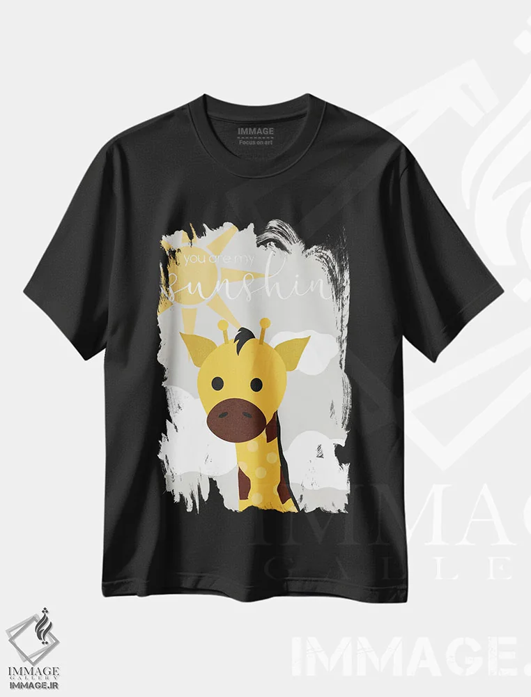 تیشرت مشکی طرح دار زرافه آفتابی، هنر دیجیتال اثر دنیلا سانتیاگو | فروشگاه ایماژ
