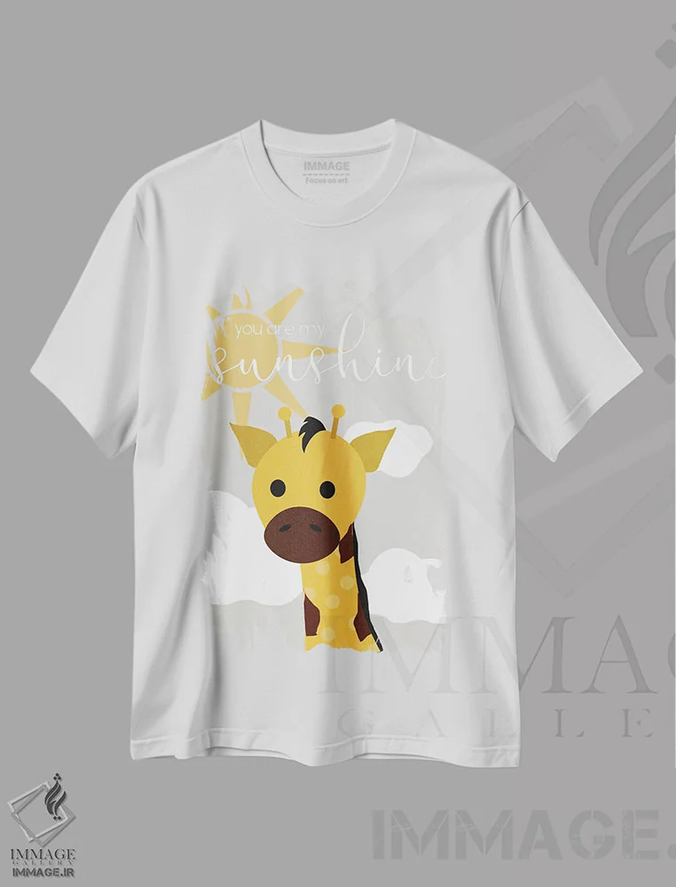 تیشرت سفید طرح دار زرافه آفتابی، هنر دیجیتال اثر دنیلا سانتیاگو | immage.ir