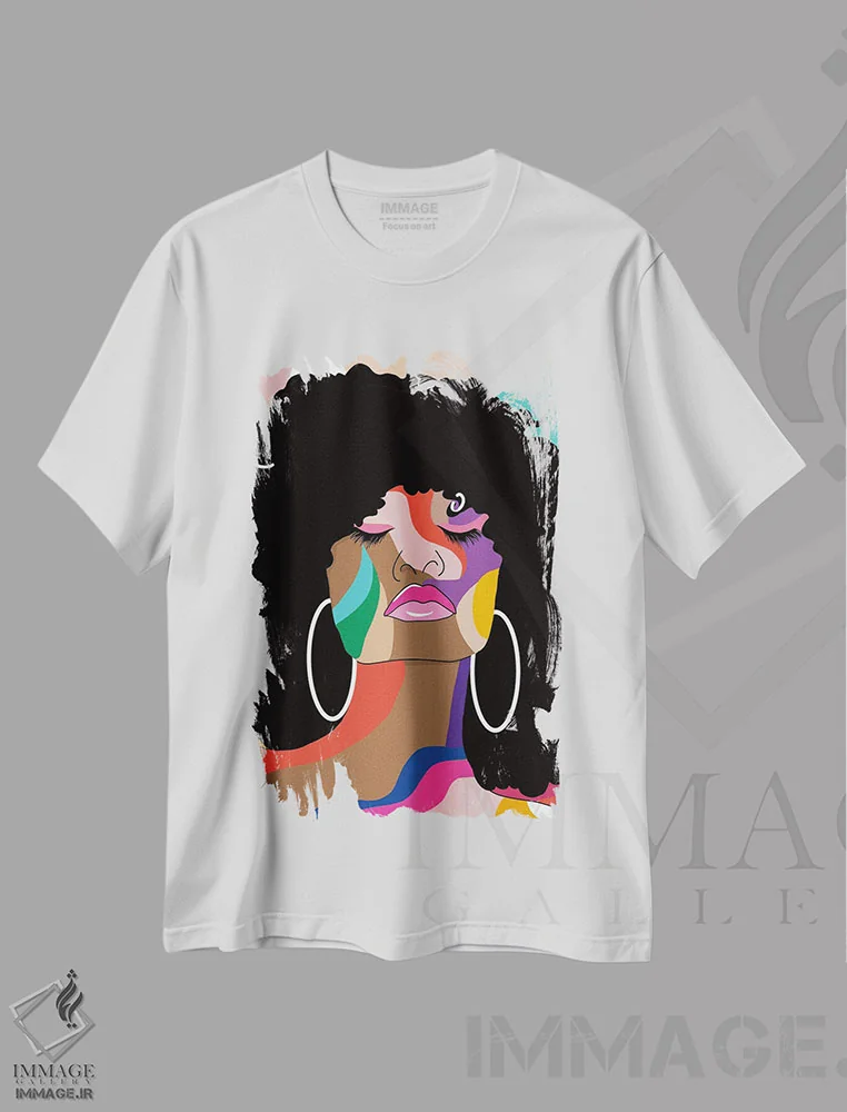 تیشرت سفید طرح دار دنیای رنگ ها، هنر آمریکایی آفریقایی تبار اثر دنیلا سانتیاگو | فروشگاه ایماژ