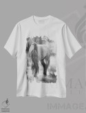 تیشرت سفید طرح دار اسب وحشی در حال چرا، عکاسی سیاه و سفید اثر دن اسپرول | فروشگاه ایماژ