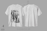 تیشرت سفید طرح دار اسب وحشی در حال چرا، عکاسی سیاه و سفید اثر دن اسپرول | فروشگاه ایماژ