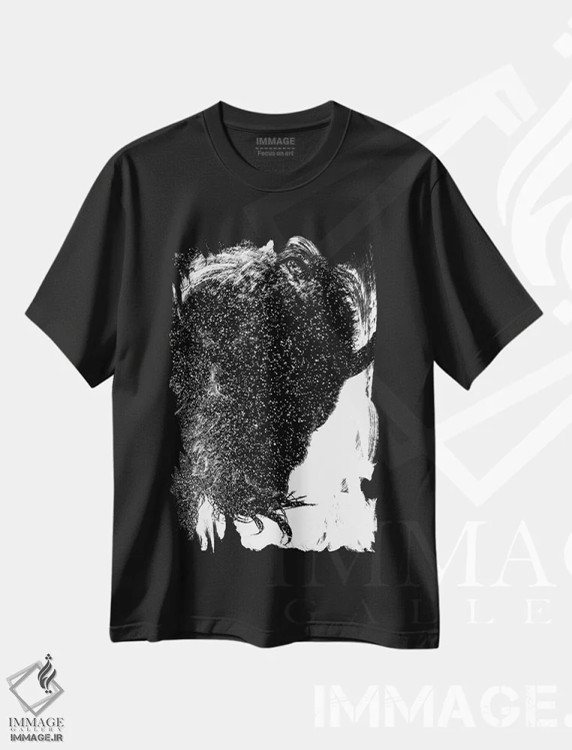 تیشرت مشکی طرح دار بیزون در حال پاشیدن آب، عکاسی سیاه و سفید اثر دن اسپرول | immage.ir