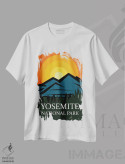 تیشرت سفید طرح دار پوستر غروب یوسیمیتی، تایپوگرافی اثر دن اسپرول | immage.ir