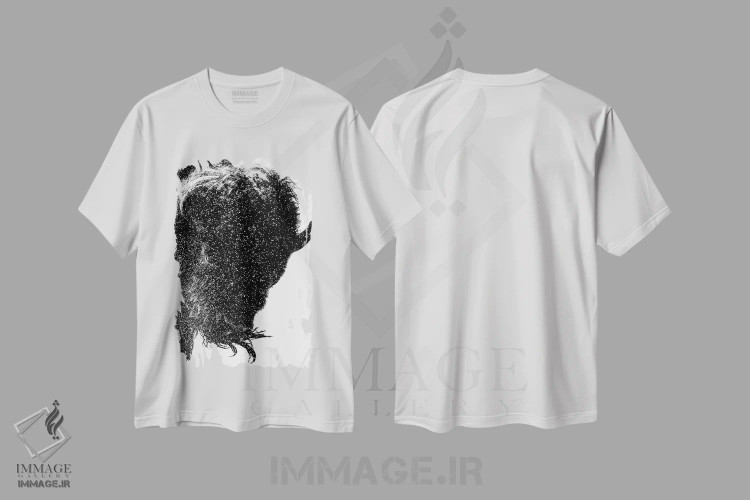 تیشرت سفید طرح دار بیزون در حال پاشیدن آب، عکاسی سیاه و سفید اثر دن اسپرول | فروشگاه ایماژ