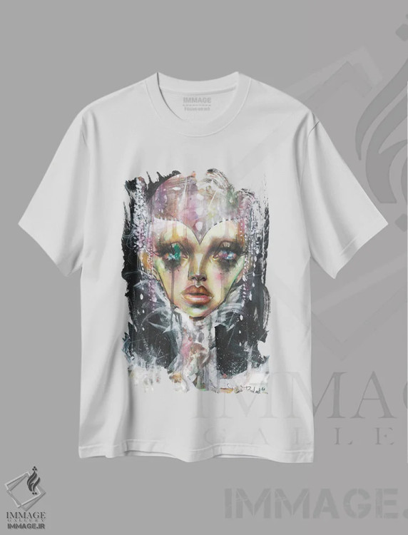تیشرت سفید طرح دار ملکه بلورین، دکوراسیون جایگزین اثر داستین بیلرد | immage.ir
