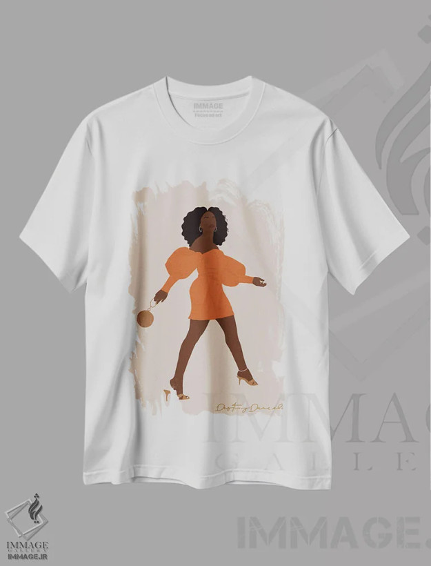 تیشرت سفید طرح دار راه رفتن با غرور زن سیاه، هنر آمریکایی آفریقایی تبار اثر دستینی دارسل | فروشگاه ایماژ
