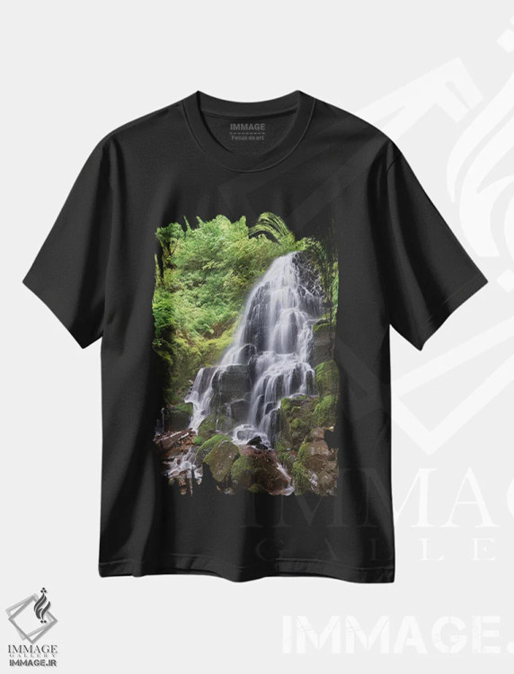 تیشرت مشکی طرح دار آبشار مخفی، مدیوم اثر داتلیش | immage.ir