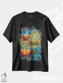 تیشرت مشکی طرح دار برکه رنگین کمانی، هنر فاخر معاصر اثر دنا تولفسون | immage.ir