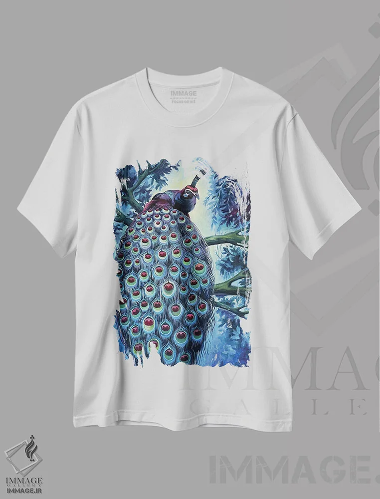 تیشرت سفید طرح دار طاووس آبی، دکور معاصر اثر دیانا تیتووا | immage.ir