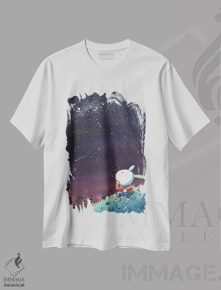 تیشرت سفید طرح دار خرگوش در شب پرستاره، دکور معاصر اثر دن تاویس | فروشگاه ایماژ