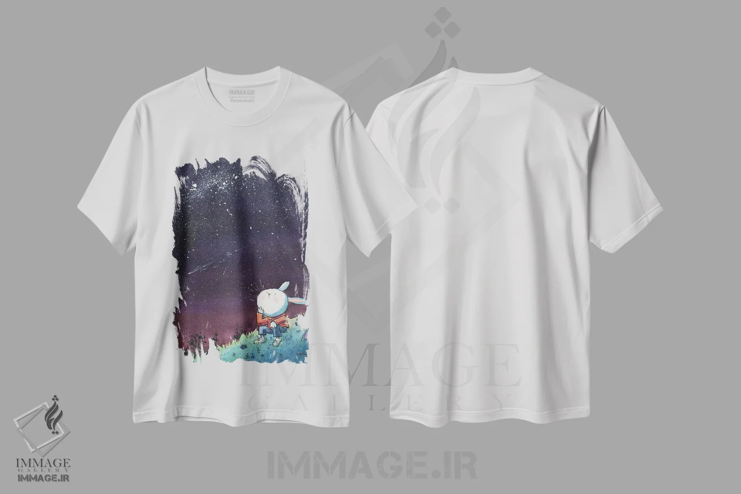 تیشرت سفید طرح دار خرگوش در شب پرستاره، دکور معاصر اثر دن تاویس | فروشگاه ایماژ