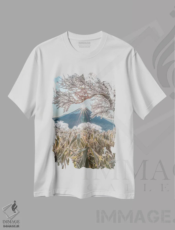 تیشرت سفید طرح دار کوه فوجی هشت، مدیوم اثر دایسوکه اوئه ماتسو | فروشگاه ایماژ