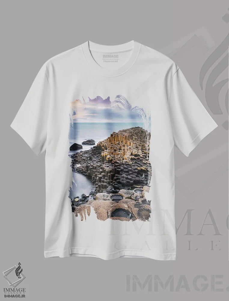 تیشرت سفید طرح دار غروب گذرگاه غول ها، مدیوم اثر دیو بومن | فروشگاه ایماژ