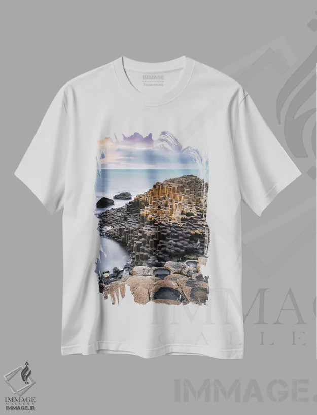 تیشرت سفید طرح دار غروب گذرگاه غول ها، مدیوم اثر دیو بومن | فروشگاه ایماژ