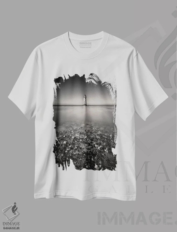 تیشرت سفید طرح دار فانوس دریایی تالاکر، عکاسی سیاه و سفید اثر دیو بومن | immage.ir