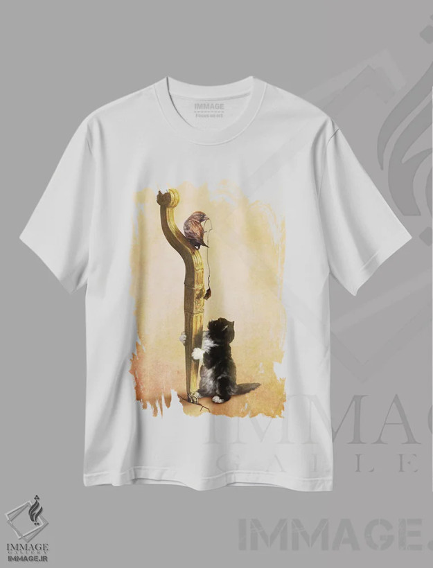 تیشرت سفید طرح دار The Bird, And The Mouse,گربه، پرنده و موش، هنر فاخر معاصر اثر دیوگو وریسی مو | فروشگاه ایماژ