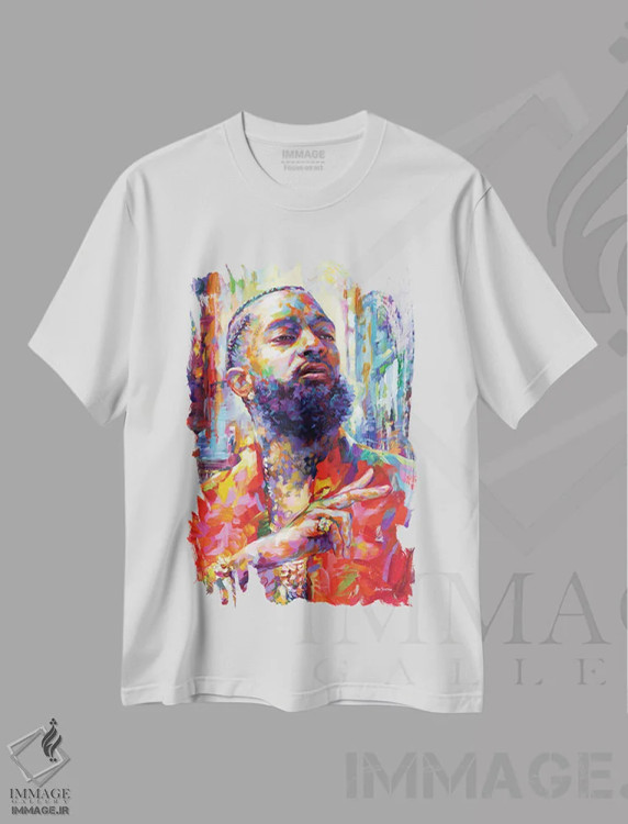 تیشرت سفید طرح دار نیپسی هاسل، هنر آمریکایی آفریقایی تبار اثر لئون دوونیس | فروشگاه ایماژ