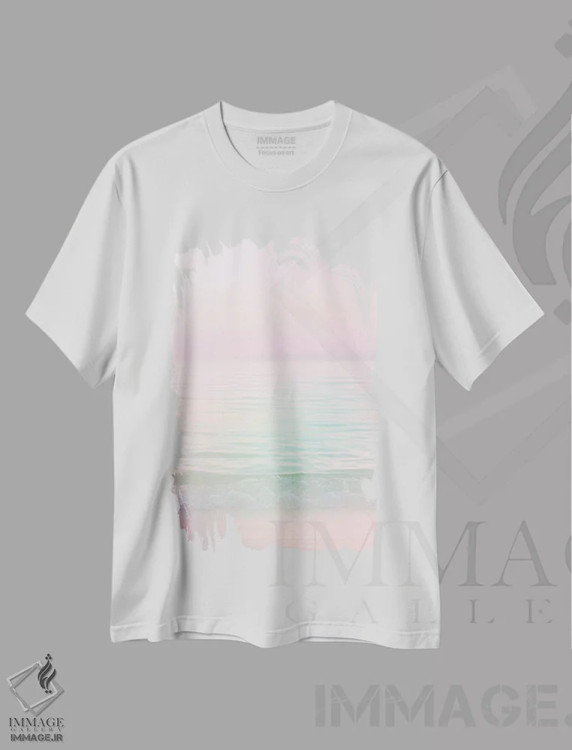 تیشرت سفید طرح دار منظرهٔ دریایی به رنگ صورتی ملایم و رویاگون ۱، دکور ساحلی اثر دومینیک واری | فروشگاه ایماژ