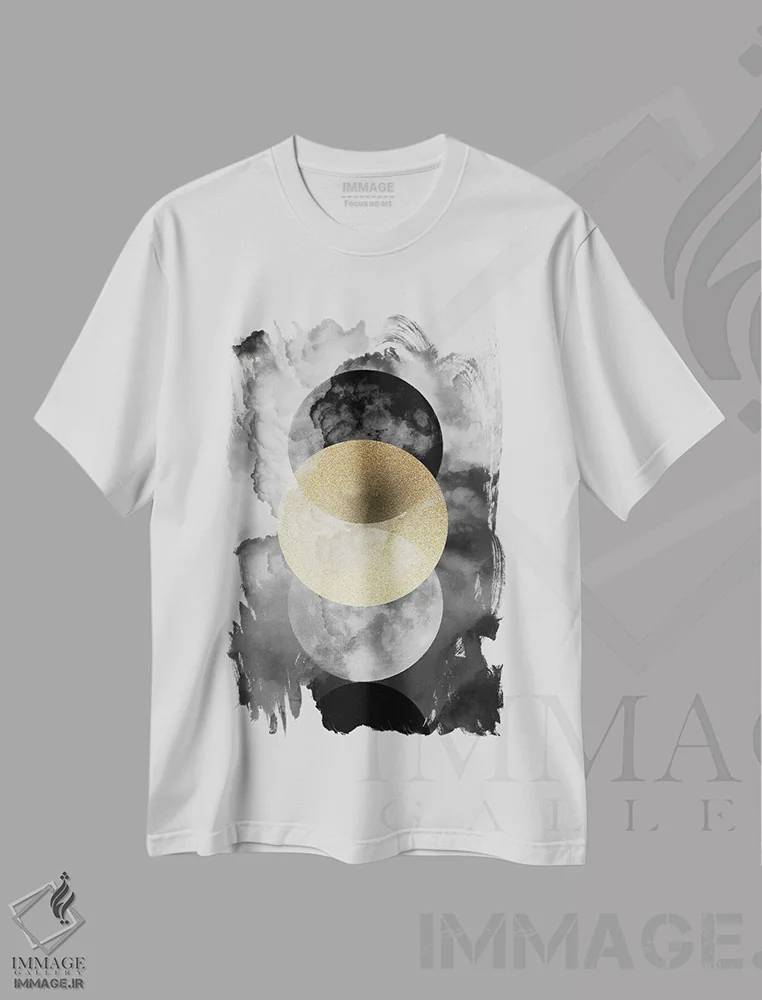 تیشرت سفید طرح دار فازهای ماه در میان ابرها، تزئینی اثر دومینیک واری | فروشگاه ایماژ